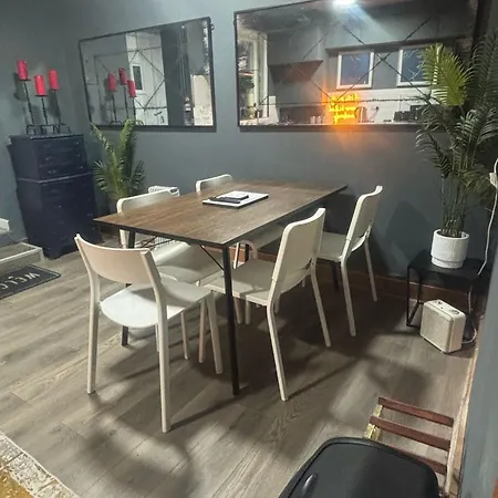 Beach House - Families, Couples, Hot Tub, Parking-3